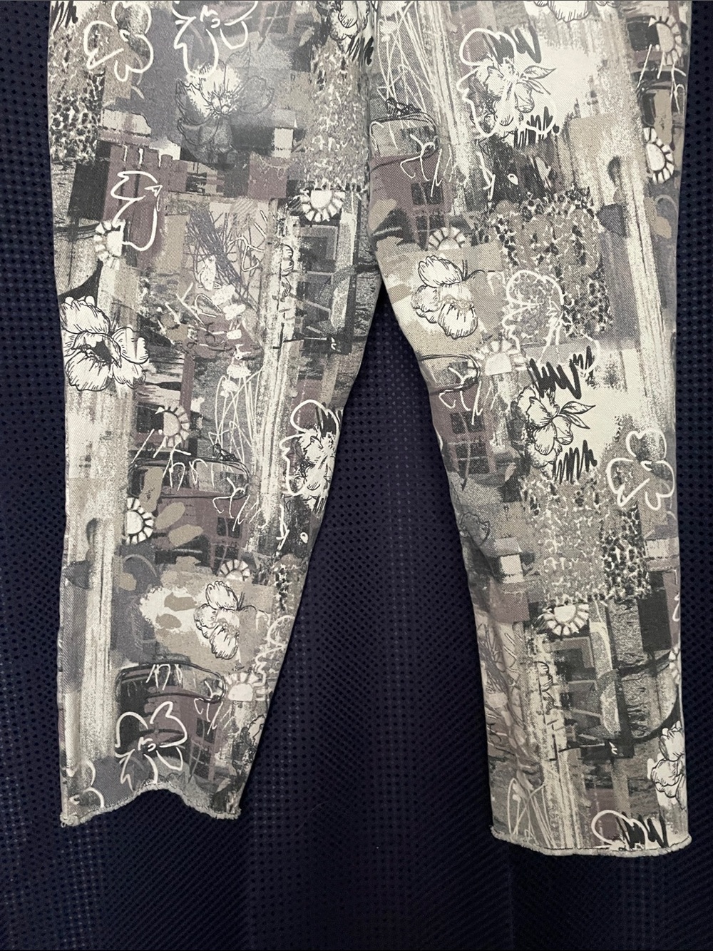 LOGO by Lori Goldstein Floral Abstract Capris - Gray Multi - Picture 5 of 11